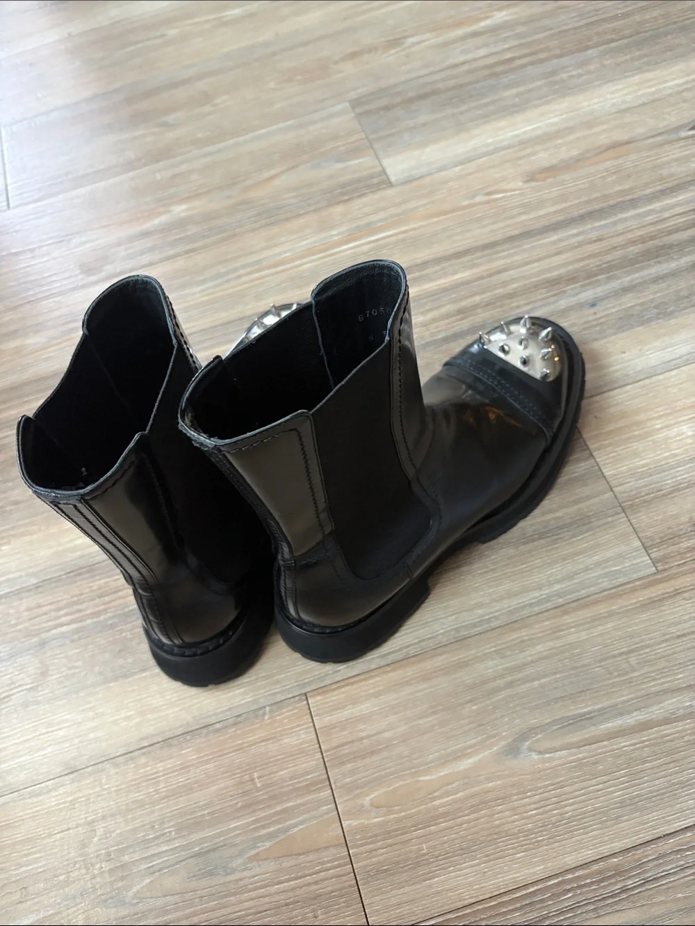 Alexander McQueen Black Leather Chelsea Boots with Silver  display picture 1
